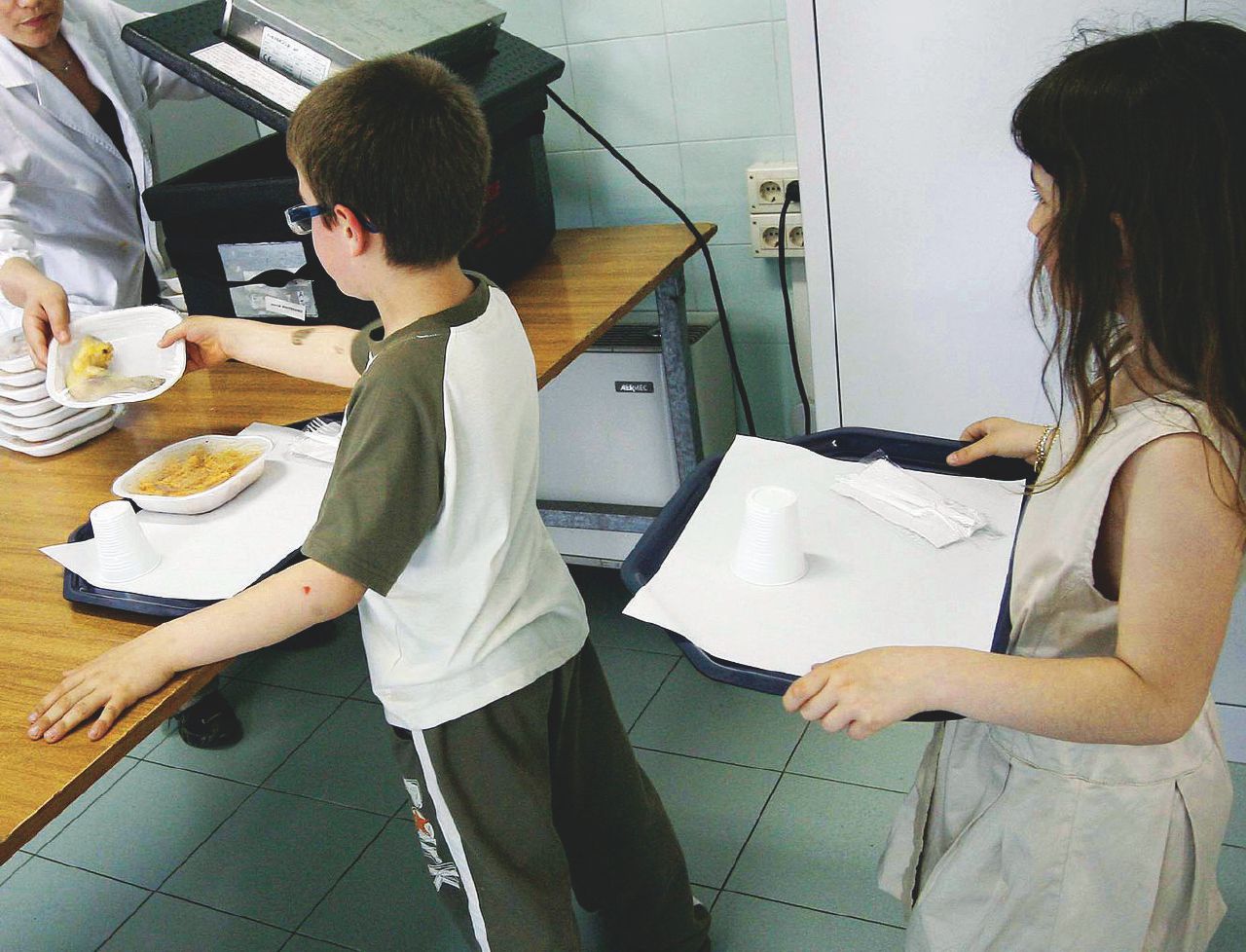 In Edicola sul Fatto Quotidiano del 12 agosto: Scuola, le imprese si scrivono la legge su panini e mense