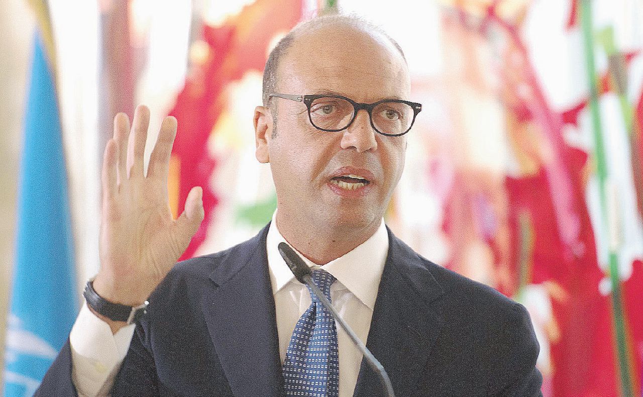 Corteggiato - Il ministro degli Esteri Angelino Alfano - Ansa Renzi e Alfano, due mesi di insulti e adesso l’amore