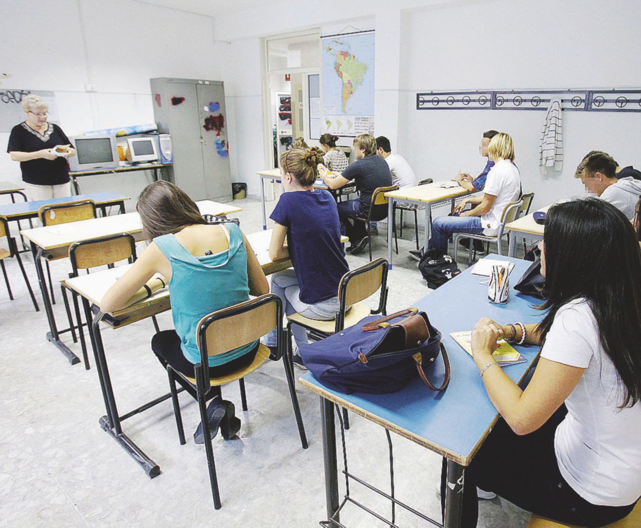 In aula - La sperimentazione dovrebbe partire l’anno prossimo - Ansa “Approssimazione e caos: il liceo breve non funziona”