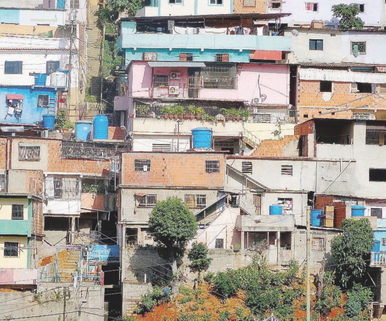 Abbondanza malefica - Le inondazioni che hanno colpito diversi Stati del Venezuela e uno dei ranchos (favelas) di Caracas dove peggiore è la situazione dell’acqua potabile Nuove piaghe venezuelane: acqua con le feci e alluvioni