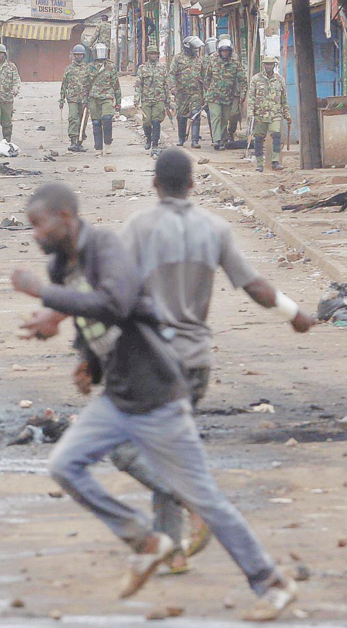 Faide - Supporter di Odinga negli scontri - Ansa Kenyatta vincitore nel sangue. A Nairobi “stato di terrore”