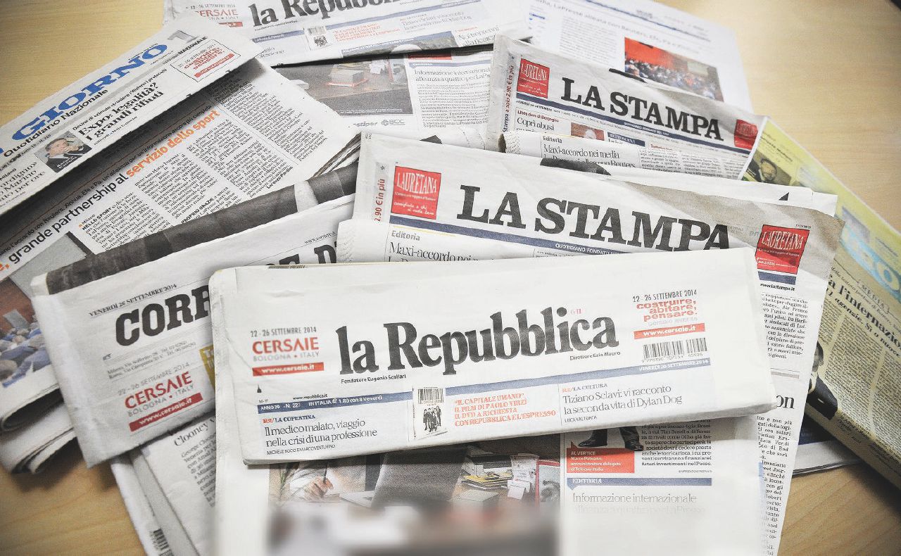 Edicole - La maggior parte dei quotidiani italiani è in crisi di vendite e di credibilità. - LaPresse Bufale e iperboli, l’estate bollente dei media in crisi