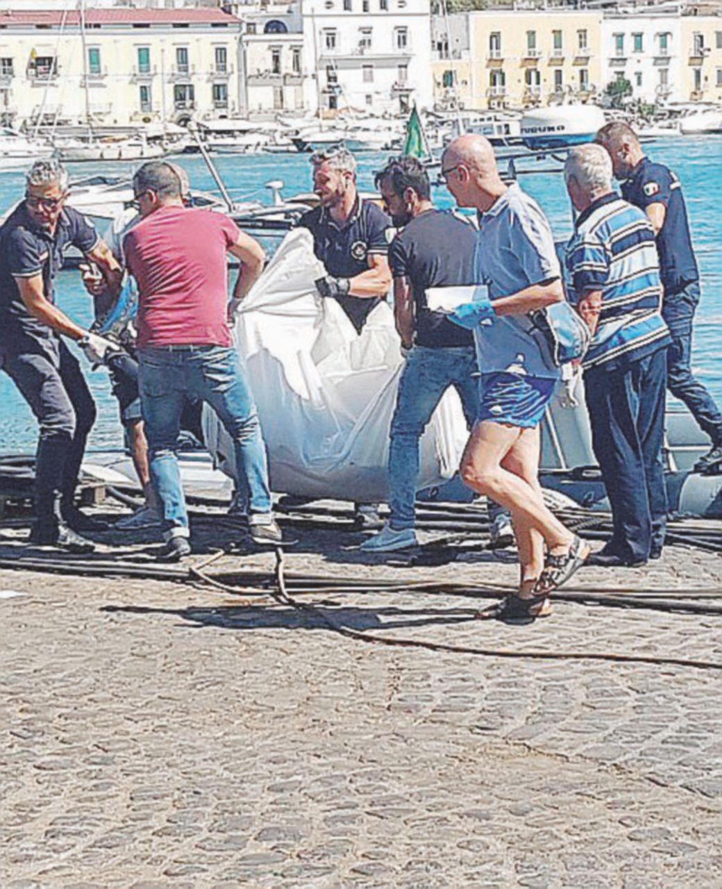A riva - Il recupero dei corpi - Ansa Sub invischiati nella melma: 2 morti