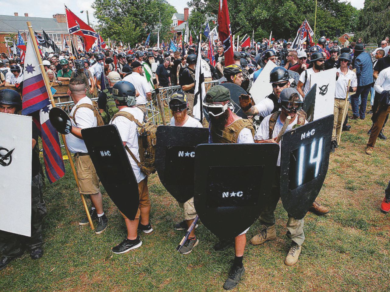 Trump balbetta sui neonazi: nessuna parola di condanna Trump balbetta sui neonazi: nessuna parola di condanna