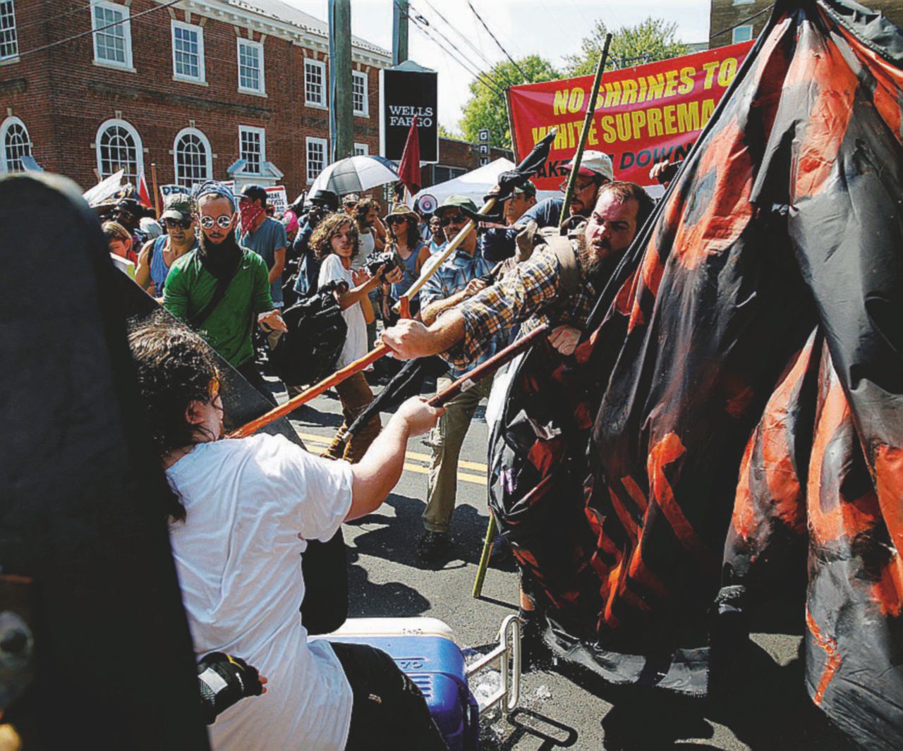 Paese spaccato - Un momento degli scontri razziali avvenuti in Virginia I miracoli di Trump: resuscitare anche la protesta anti-G8