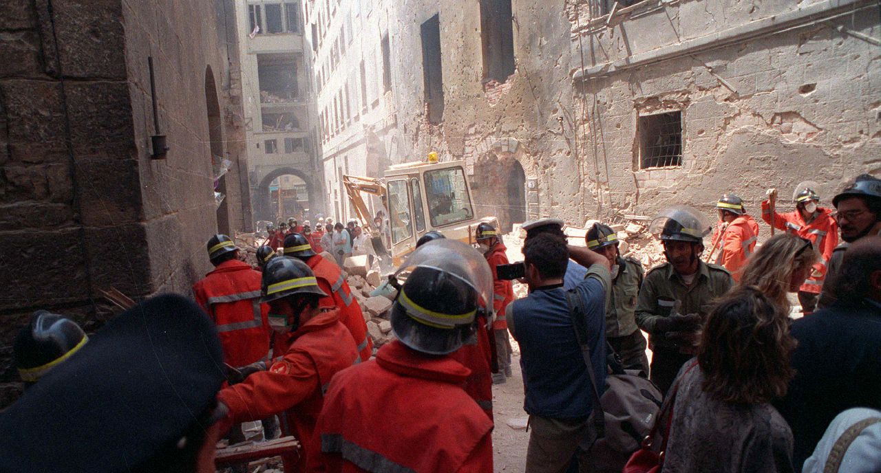 Le bombe del 92-93 - I vigili del fuoco in via dei Georgofili a Firenze il 27 maggio 1993, quando nella notte un attentato provocò la morte di cinque persone e il ferimento di altre 30 - Ansa La mina Graviano: a settembre sarà in aula