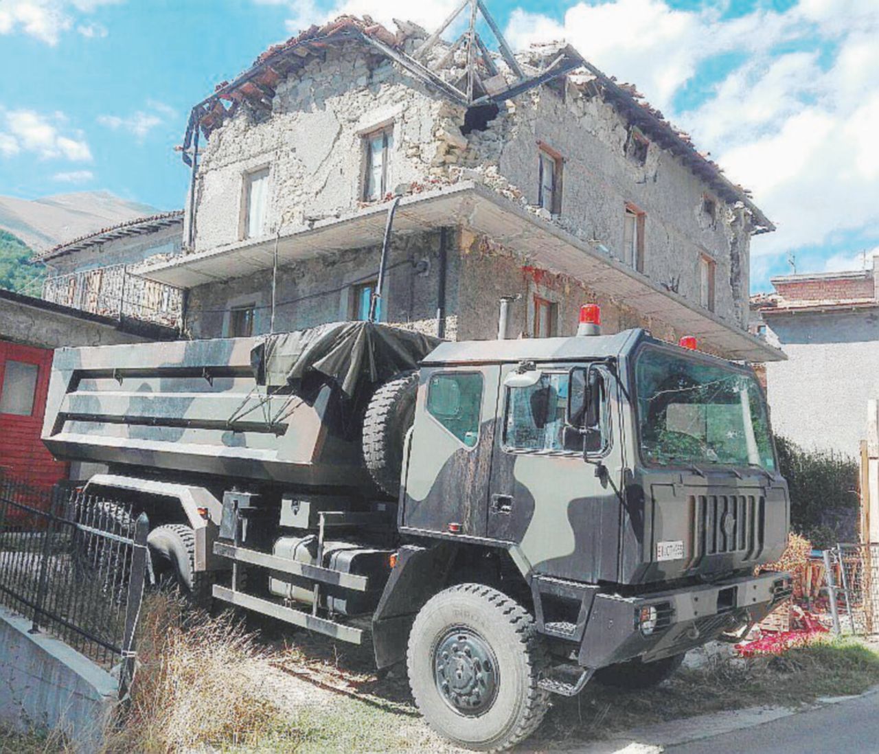 Rimozione in mimetica - Un mezzo del genio militare ad Arquata del Tronto Sisma, l’Esercito spedito d’urgenza a spalare per il Gentiloni Day