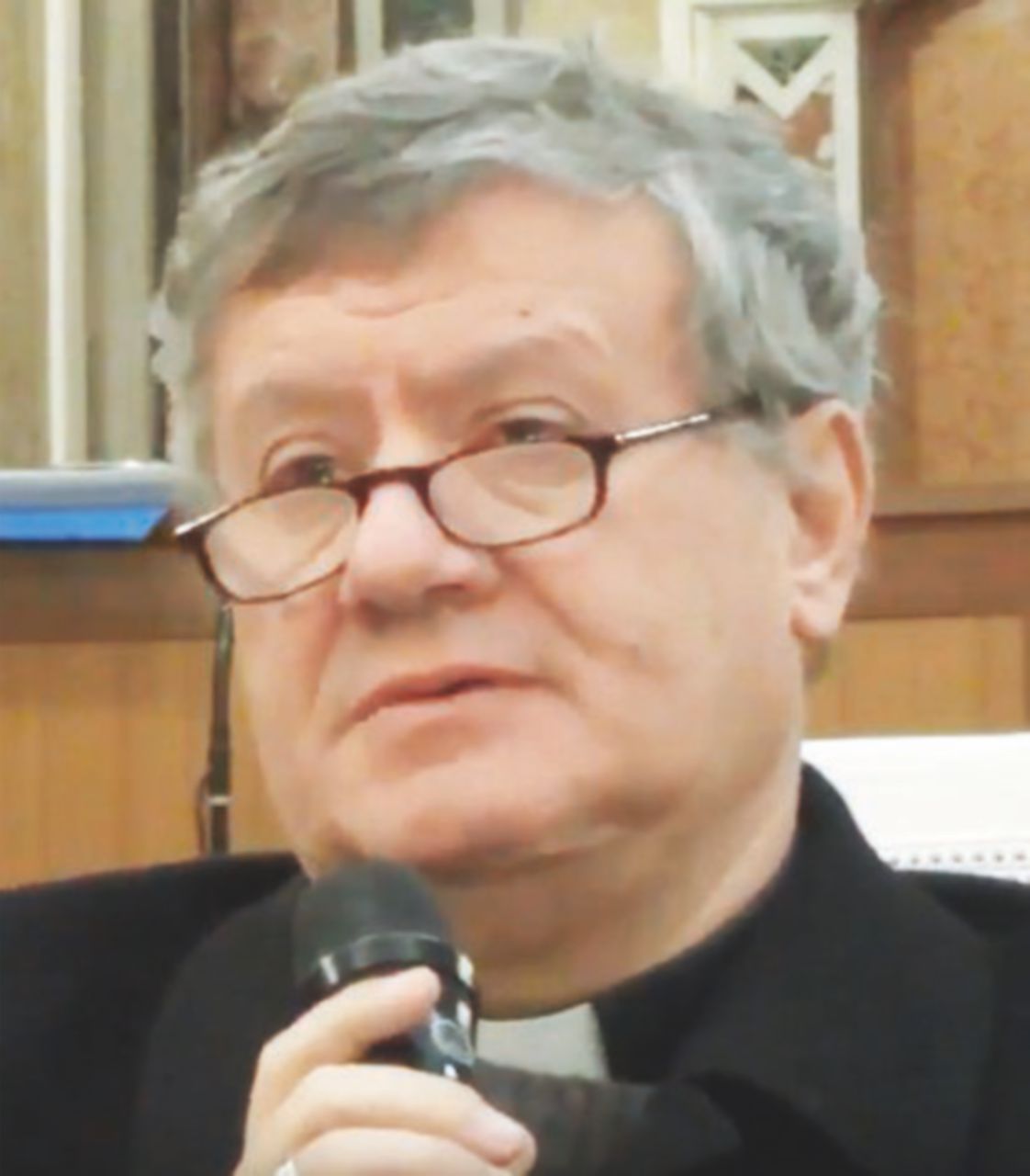 Monsignor Antonio Di Donna Il vescovo si scatena: “Piromani peggio dell’Isis”