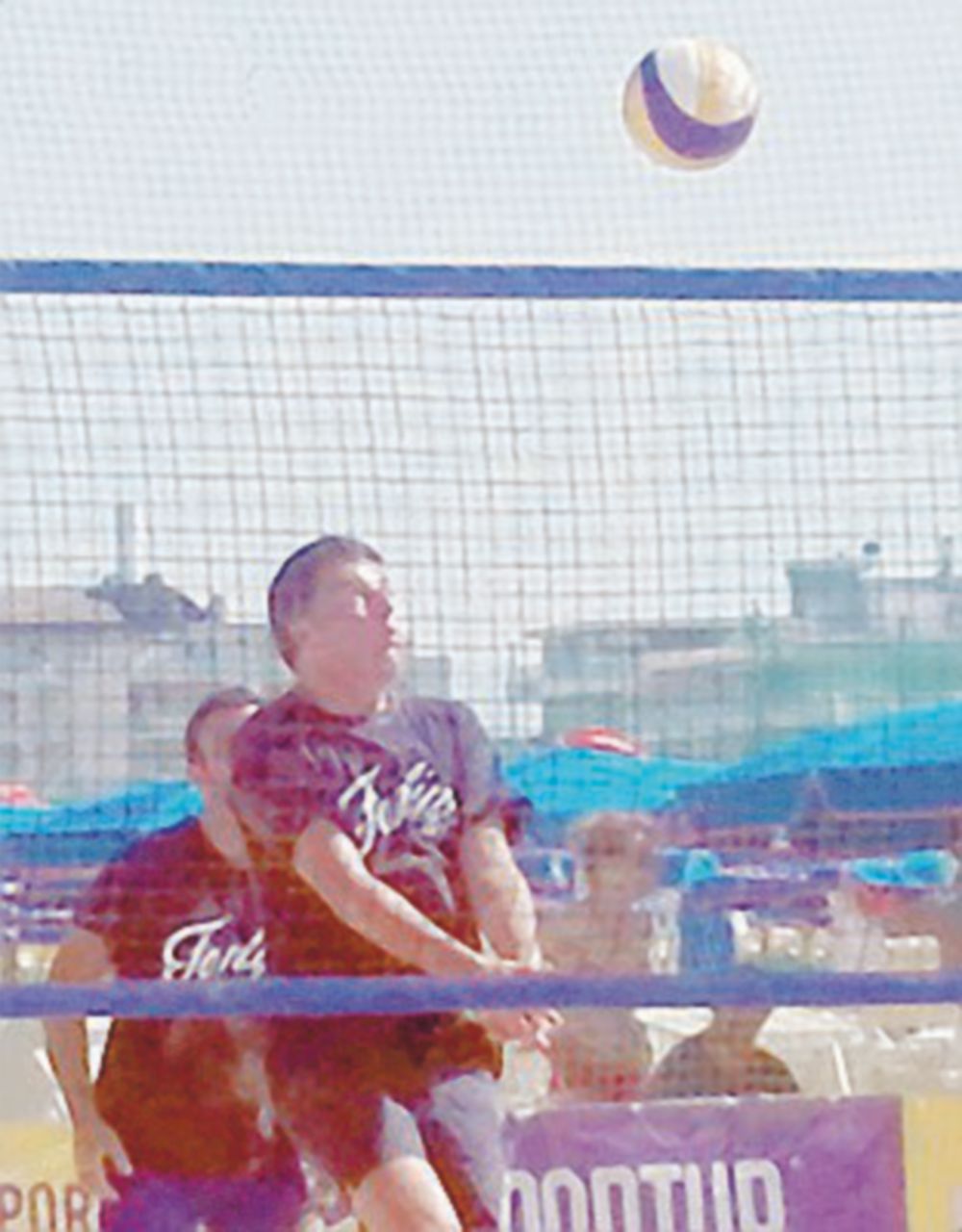 Partitella - Matteo Renzi gioca a beach volley - Ansa Renzi, Ferragosto vip nel bagno in Versilia