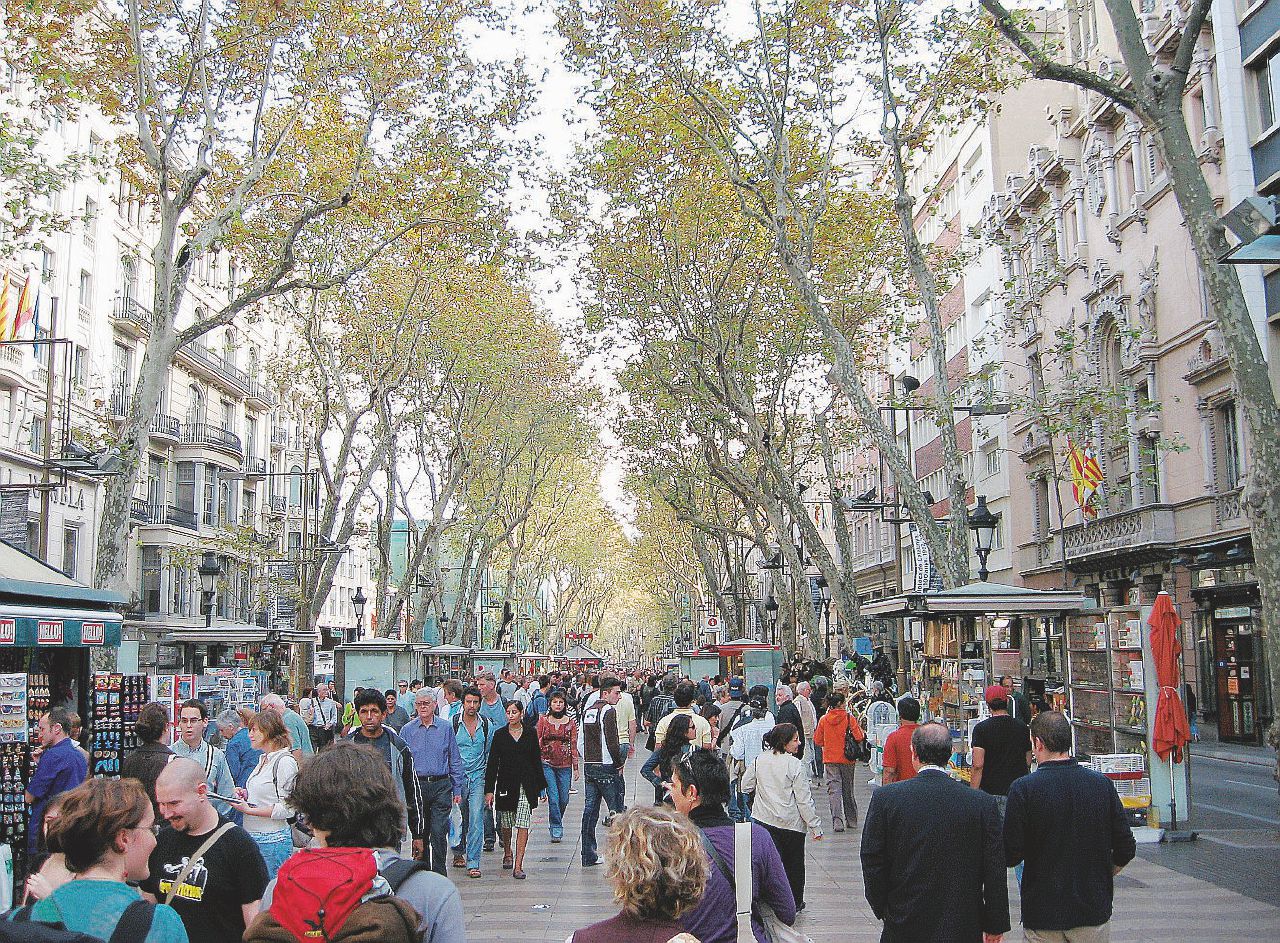 La città-teatro - La passeggiata di catalani e turisti lungo la Rambla e il viale visto dall’alto Il mito delle Ramblas, da porta della nuova Spagna a eccesso pop
