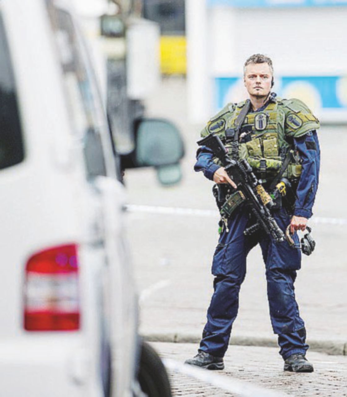 Agenti sul luogo dell’attacco - Ansa La sindrome del coltello arriva in Finlandia