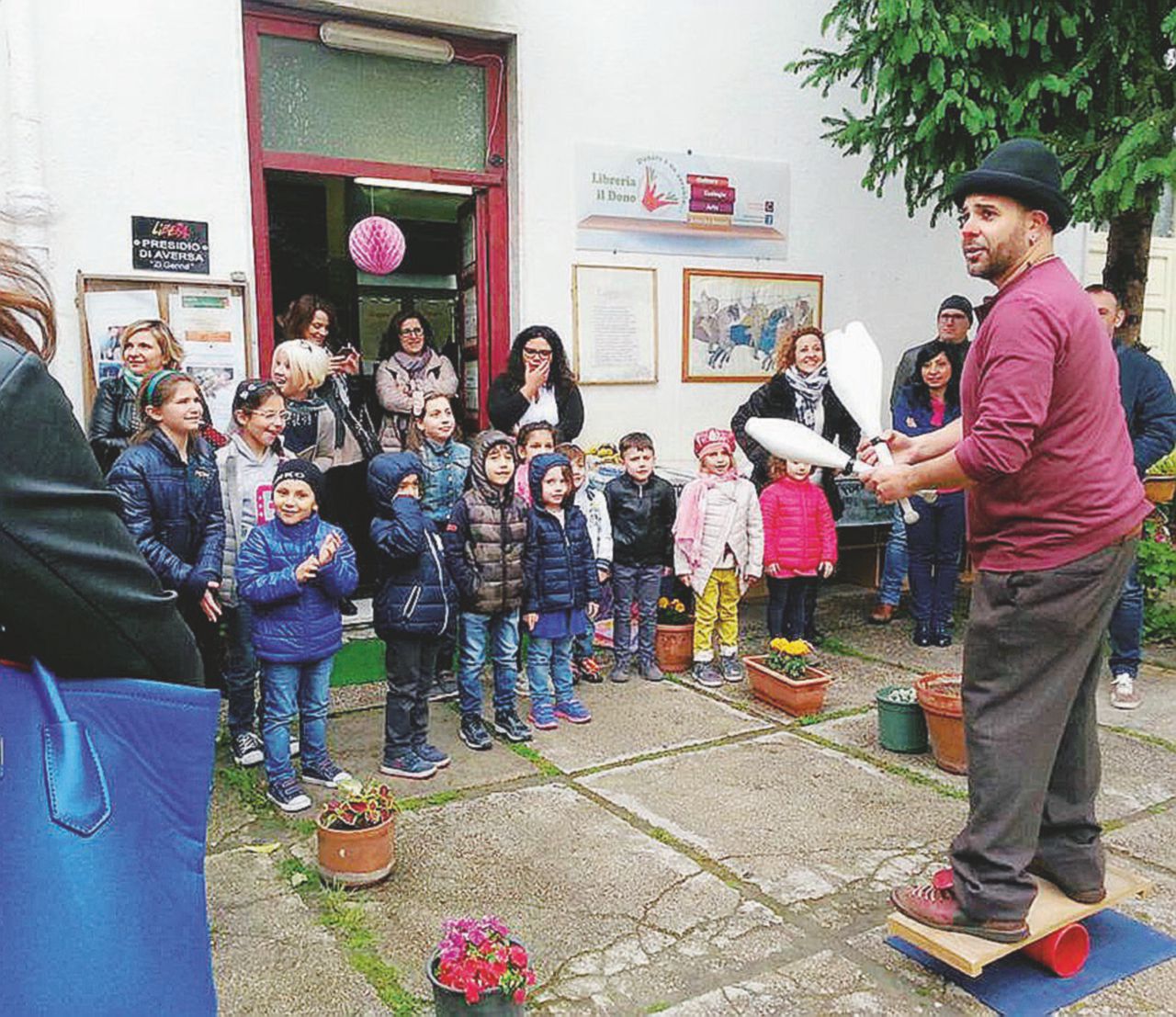 Lo scontro - Bambini nella libreria “Il Dono” e sotto, il sindaco di Aversa (Caserta) Enrico De Cristofaro di Forza Italia che ha deciso di sfrattarla Il sindaco plurinquisito sfratta la libreria sociale
