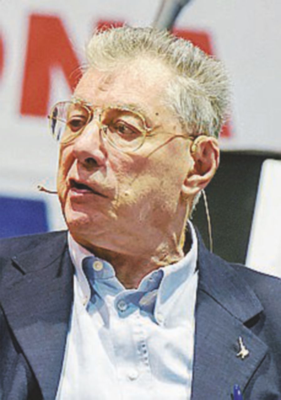 Bossi: “La svolta federalista dei grillini? Tutta da dimostrare” Bossi: “La svolta federalista dei grillini? Tutta da dimostrare”