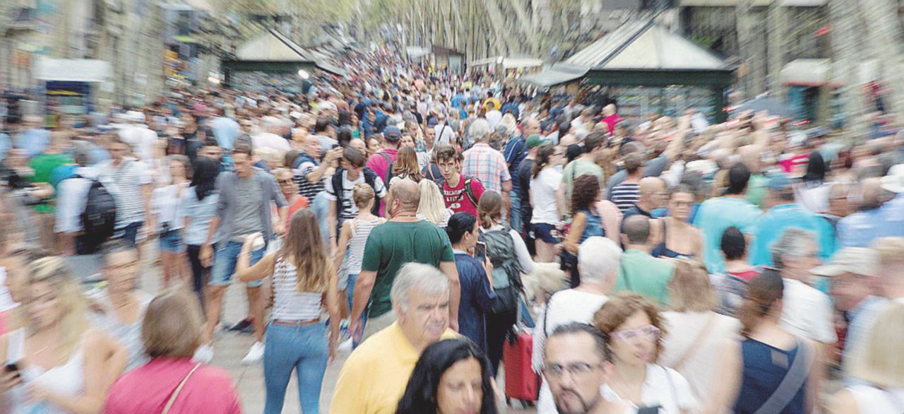 Turisti e cittadini riconquistano le Ramblas Turisti e cittadini riconquistano le Ramblas
