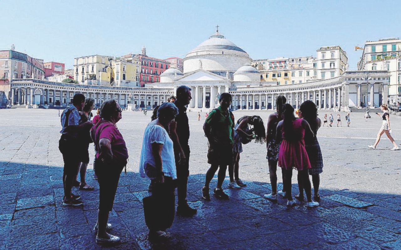 Tensione - Turisti a piazza Plebiscito - Ansa Piazza del Plebiscito e via Toledo: nelle aree pedonali entra chiunque