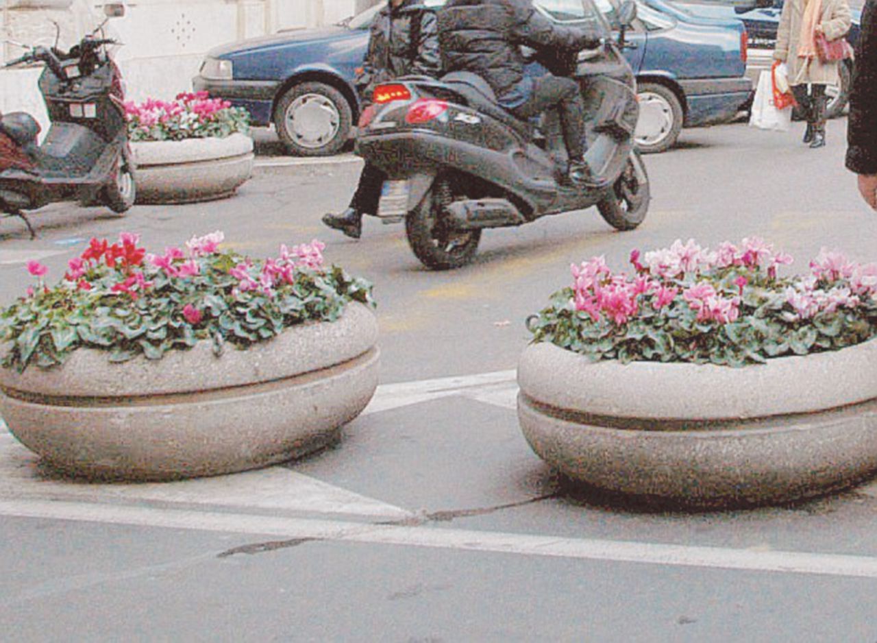 Deterrenti - Vasi giganti e catene potrebbero non bastare contro i camion - Ansa Panchine, fioriere e catene contro i furgoni