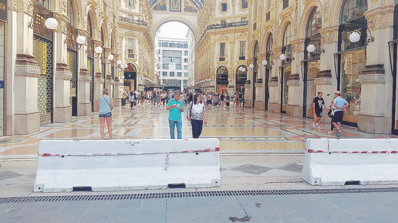 In Galleria - Nuove barriere in Galleria Vittorio Emanuele, vicino piazza Duomo - Ansa Galleria presidiata, difficile proteggere la zona-shopping