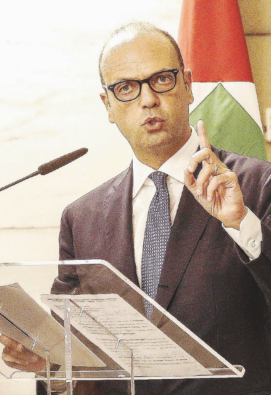 Il ministro - Angelino Alfano ora guida la Farnesina. A sinistra, Palazzo d’Orléans, sede della Presidenza della Regione Sicilia - Ansa Mutande, consulenze e rette in nero: strani giochi ad Alfano City