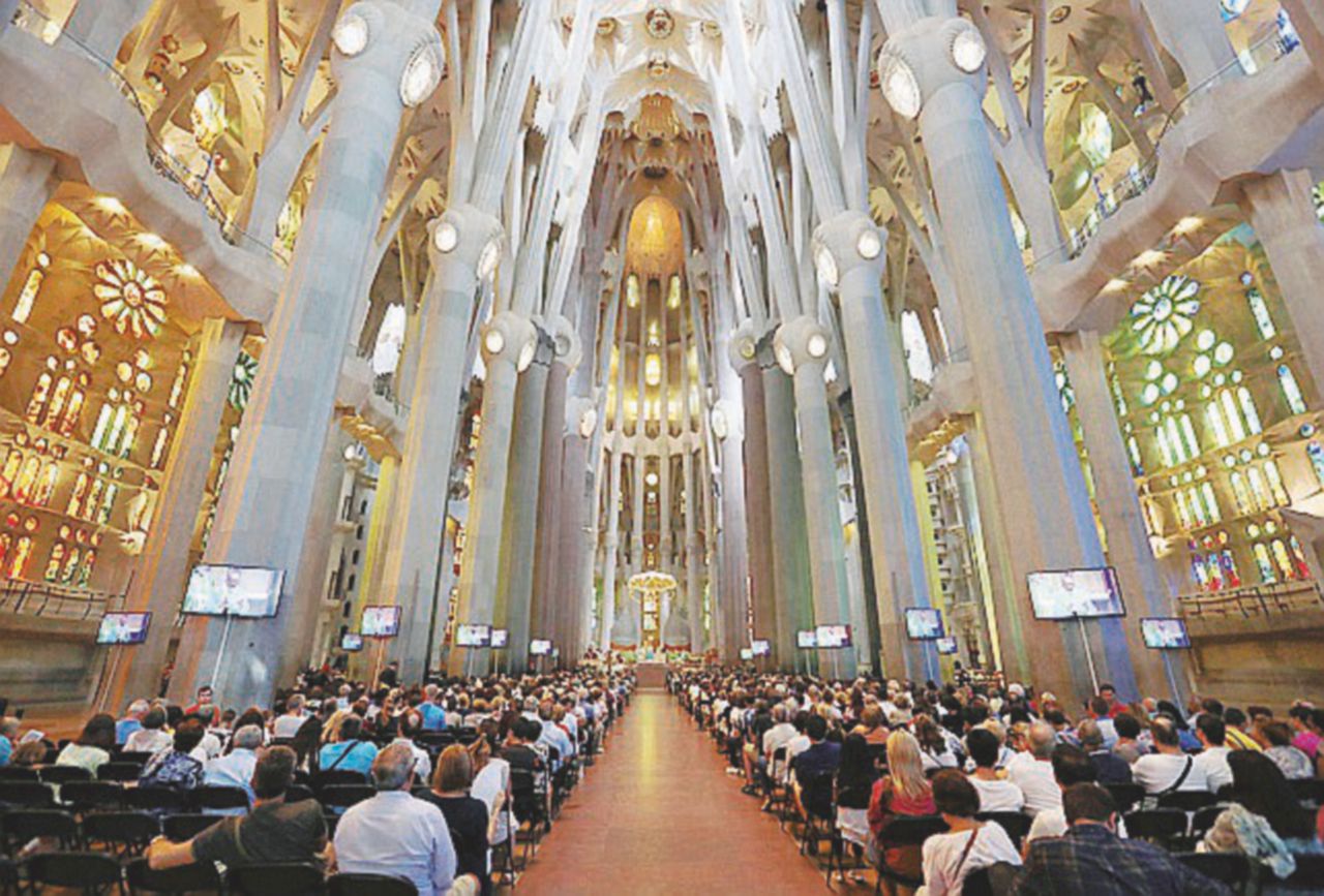 Il luogo simbolo - Nella Sagrada Familia ieri si è celebrata la messa per le vittime - Ansa Il vescovo invoca dai politici l’unità che manca