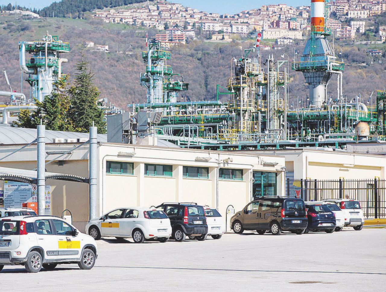 I serbatoi riparati - Il Centro Oli Val d'Agri a Viggiano ha riaperto i battenti, dopo un incidente - LaPresse Inquinamento in Lucania: l’Eni chiede di patteggiare