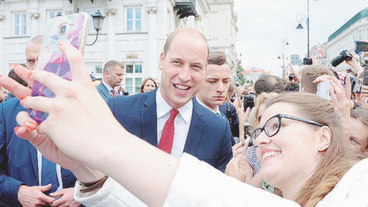 Copertina di “Selfie sì, autografo no”: è la dura legge della Royal Family in pubblico