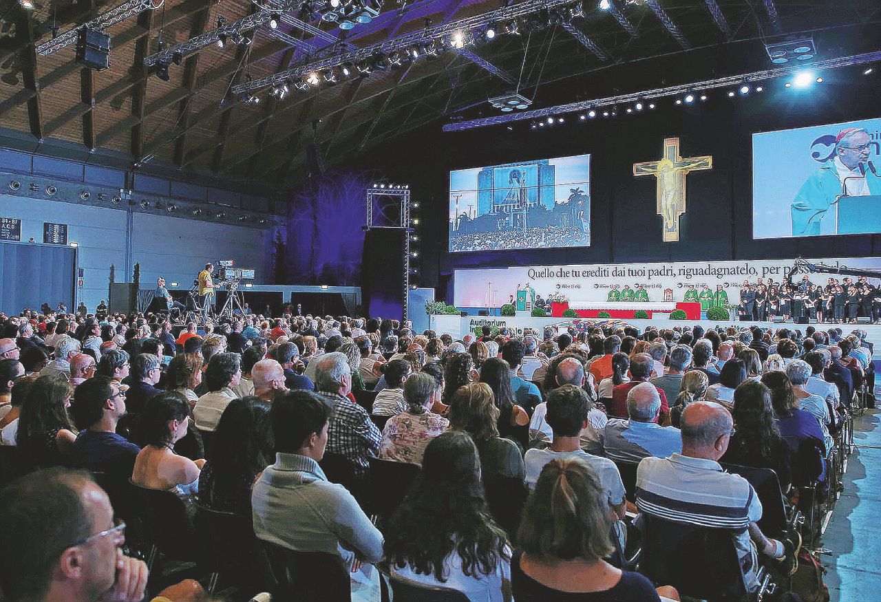 Copertina di Meeting, l’unica liturgia tra gli stand di Cl è il rito del potere (e la App gay)