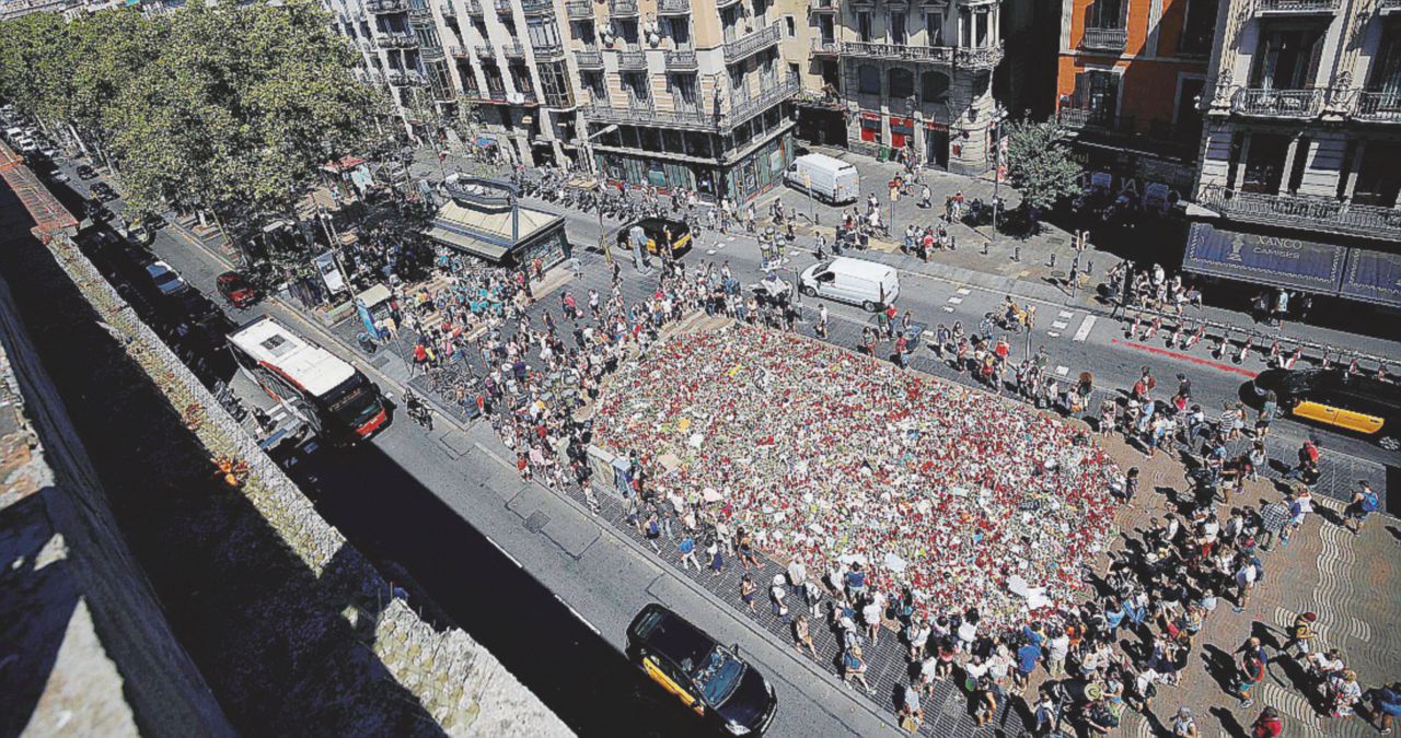 Tappeto di fiori - L’ennesimo tributo alle vittime dell’attentato jihadista sulla Rambla - Ansa L’odissea di Omar, perseguitato dal terrore