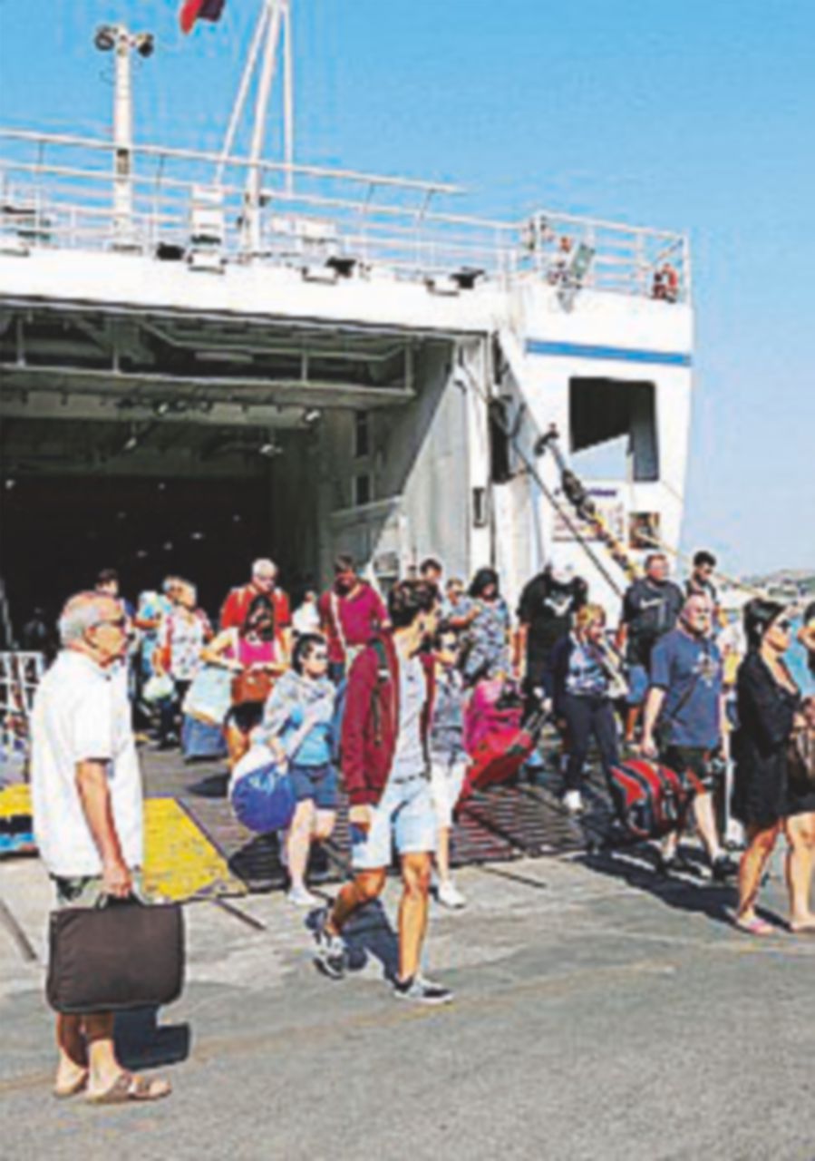 Nella notte 30 scosse, 11 mila turisti se ne tornano a casa Nella notte 30 scosse, 11 mila turisti se ne tornano a casa