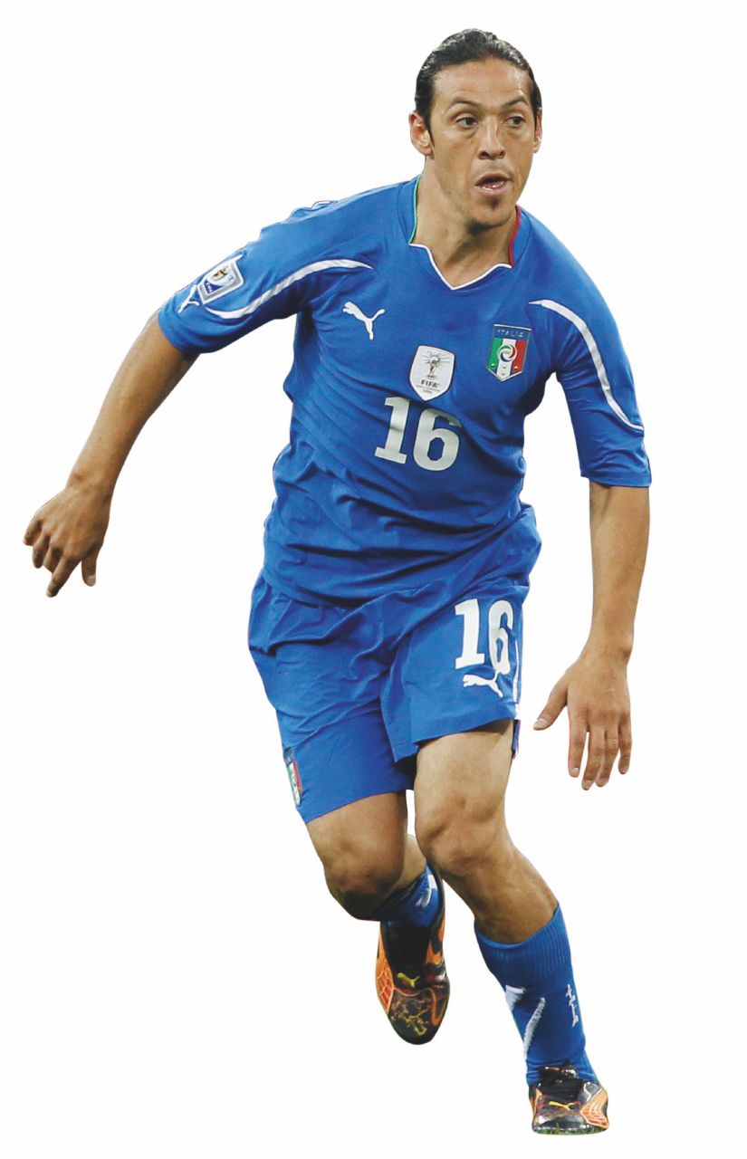 Campioni - Diego Milito, Mauro Camoranesi e Carlos Tevez con le maglie nazionali Gli hacker russi: medicine ai Mondiali per Tevez & C.