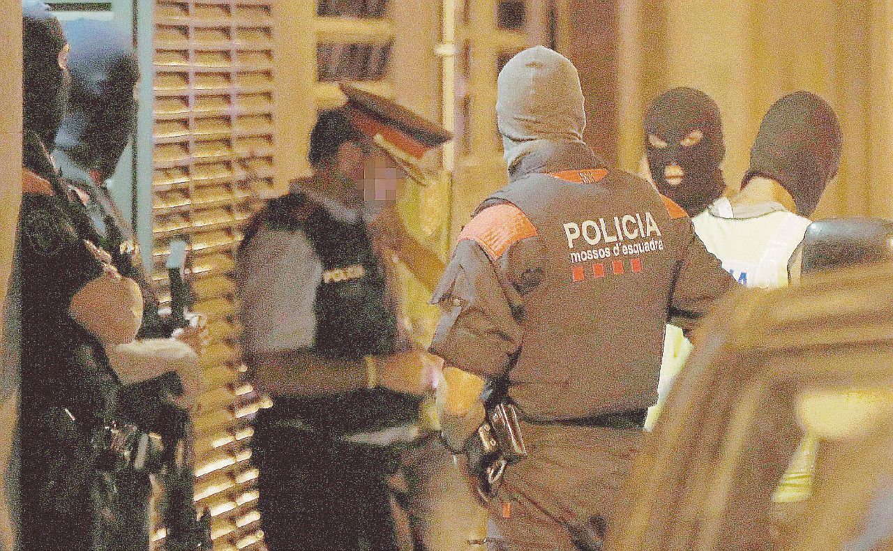 A volto coperto - I Mossos de Esquadra in una operazione antiterrorismo - Ansa Barcellona e Madrid. Due polizie sull’orlo di una crisi di nervi
