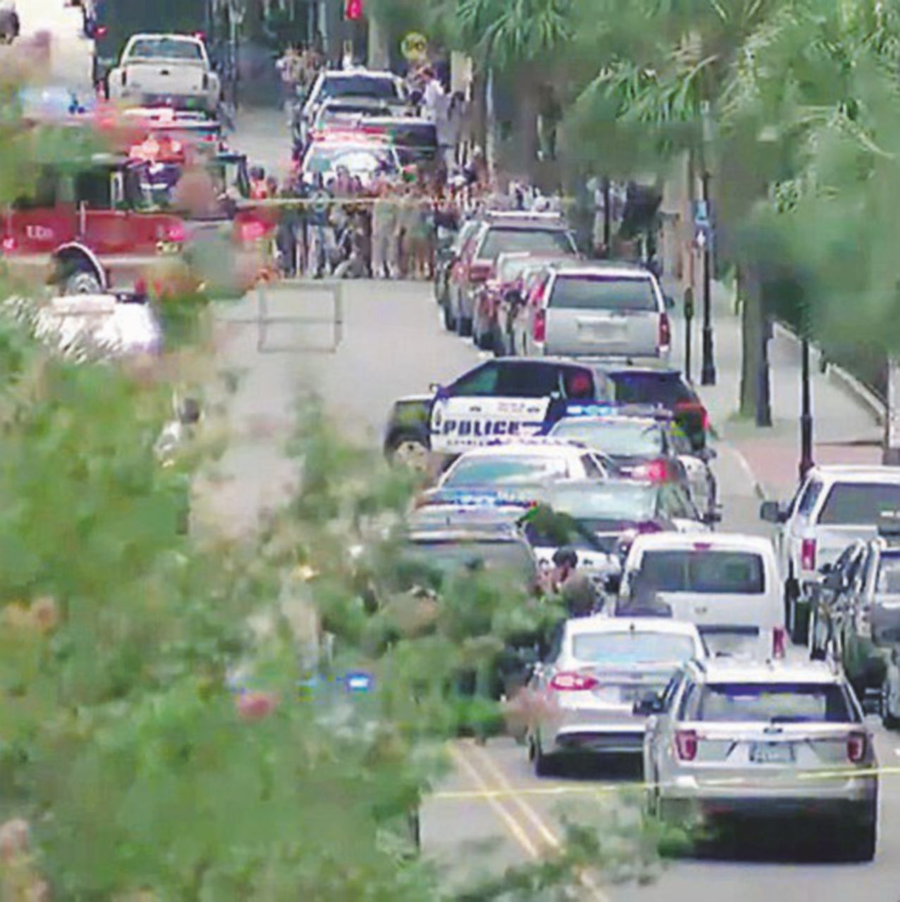 “Lockdown” - La polizia sigilla la zona della sparatoria Il lavapiatti licenziato si arrabbia e sequestra il ristorante di Charleston