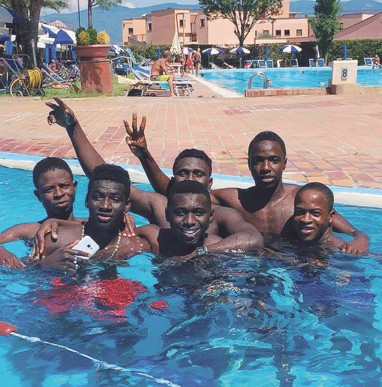 Le foto dello scandalo - I migranti durante la mattinata in piscina Migranti in piscina, i fascisti insorgono contro il parroco