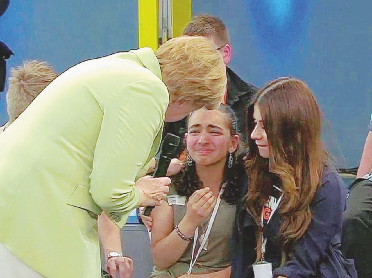 Lacrime in tv - Reem Sahwil e la cancelliera il 15 luglio 2015- Ansa Dal pianto di Reem alle porte aperte della Merkel