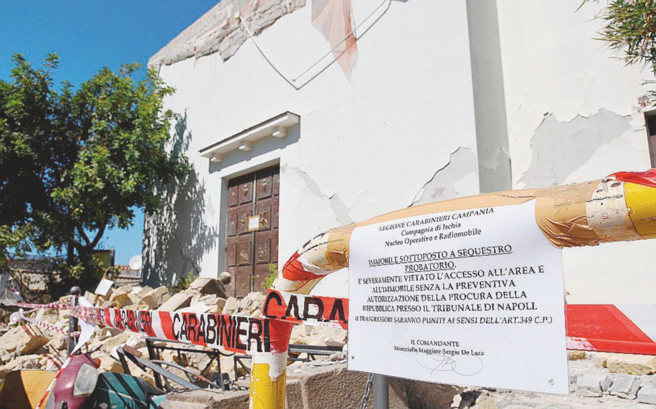 I sigilli alla chiesa dell’Addolorata - Ansa Dopo la chiesa, pure le caserme “fuorilegge”