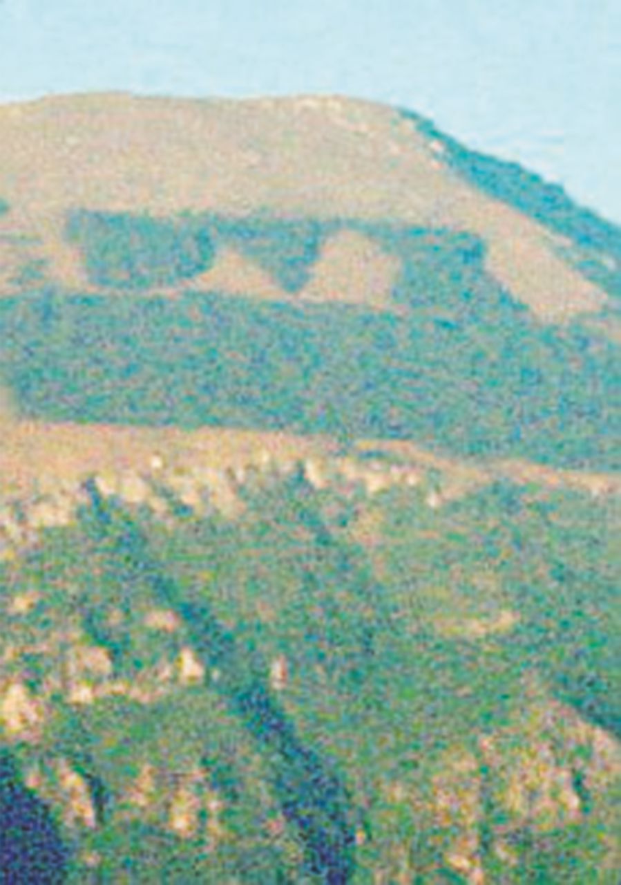 Le fiamme divorano la scritta “Dux” sul monte Giano Le fiamme divorano la scritta “Dux” sul monte Giano