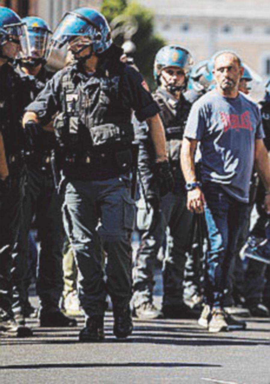 Corteo blindato dei “movimenti” dopo i disordini Corteo blindato dei “movimenti” dopo i disordini