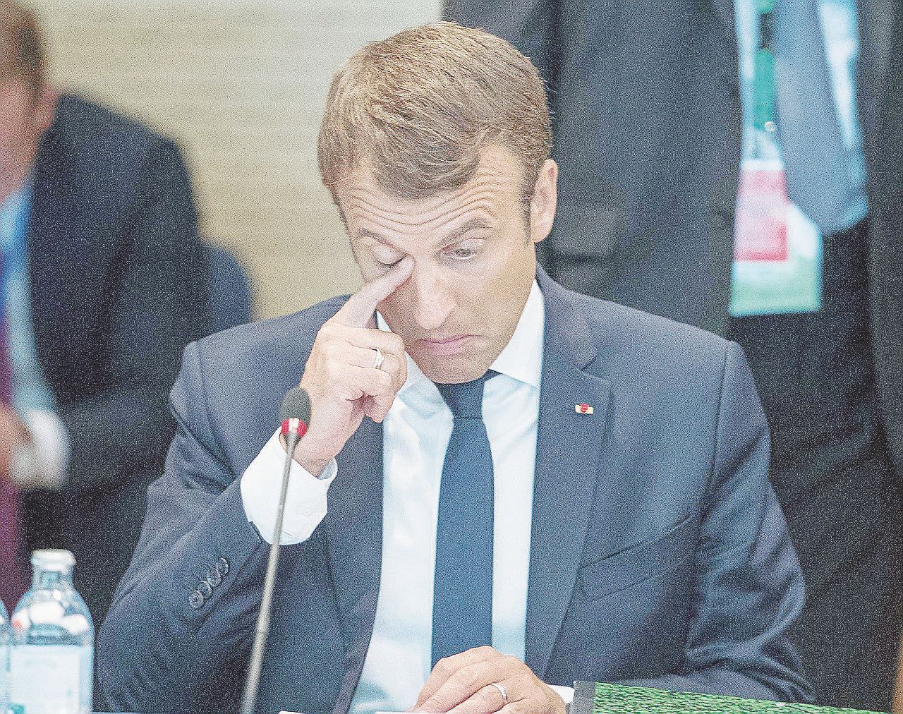 Copertina di Macron da record: nessuno più impopolare in tre mesi