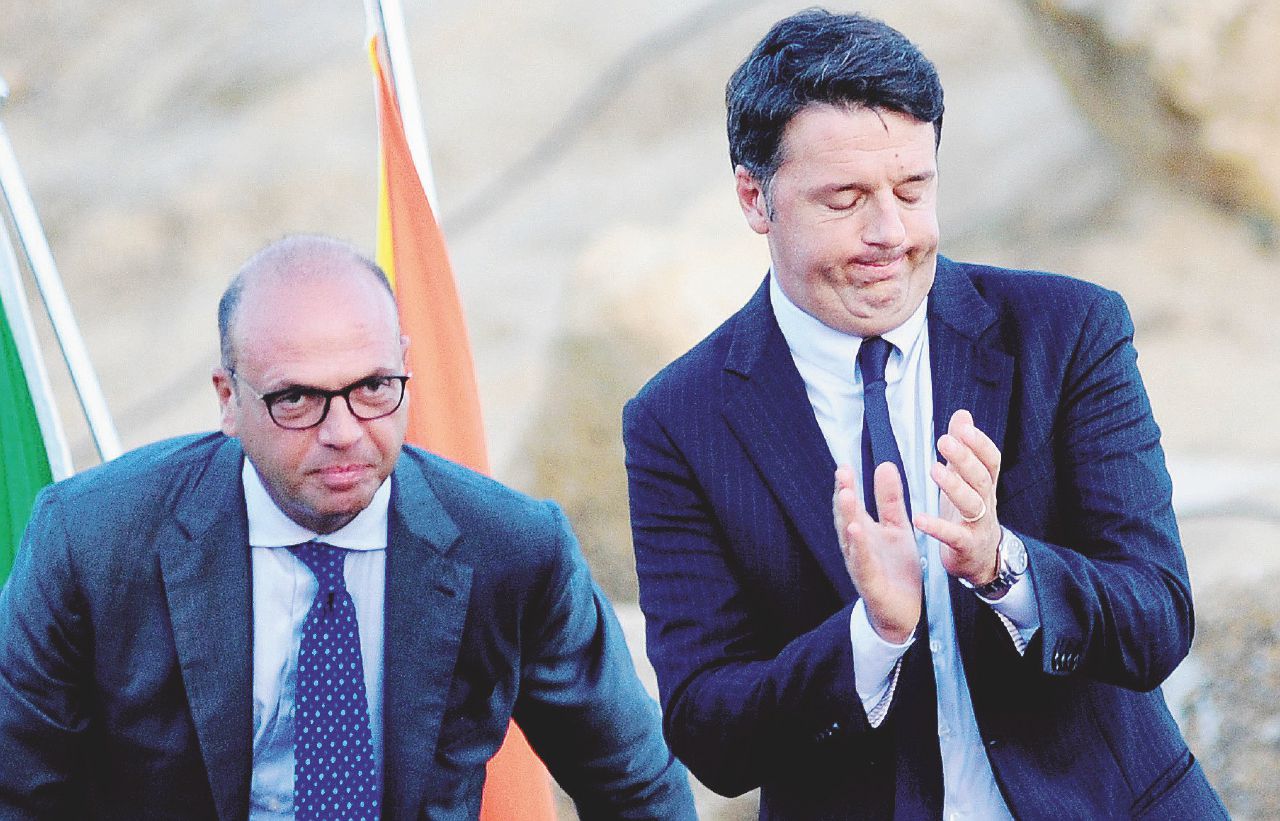 Ri-alleati - Dopo qualche lite, Matteo Renzi e Angelino Alfano sono insieme di nuovo - LaPresse Alfano sceglie il Pd, ma teme di perdersi metà del suo partito