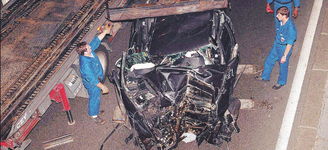 Lo schianto - La Mercedes S280, guidata dall’autista Henri Paul, dopo l’impatto contro un pilastro della galleria lungo la Senna - Ansa Pro & Contro – Vent’anni dopo, icona o ossessione?
