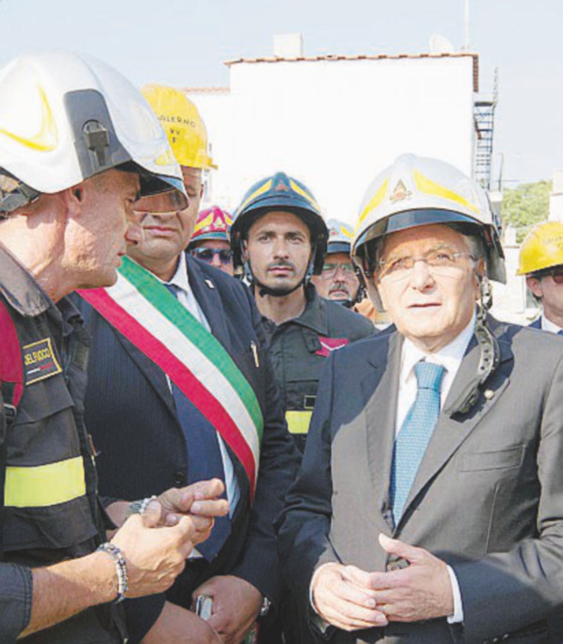 Con l’elmetto - Mattarella - Ansa Mattarella sui luoghi del sisma: “Abbiate fiducia nelle istituzioni”