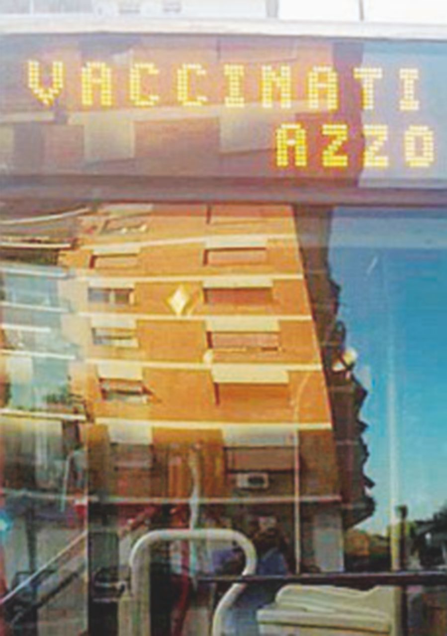 Sospeso il conducente del bus con la scritta contro le vaccinazioni Sospeso il conducente del bus con la scritta contro le vaccinazioni