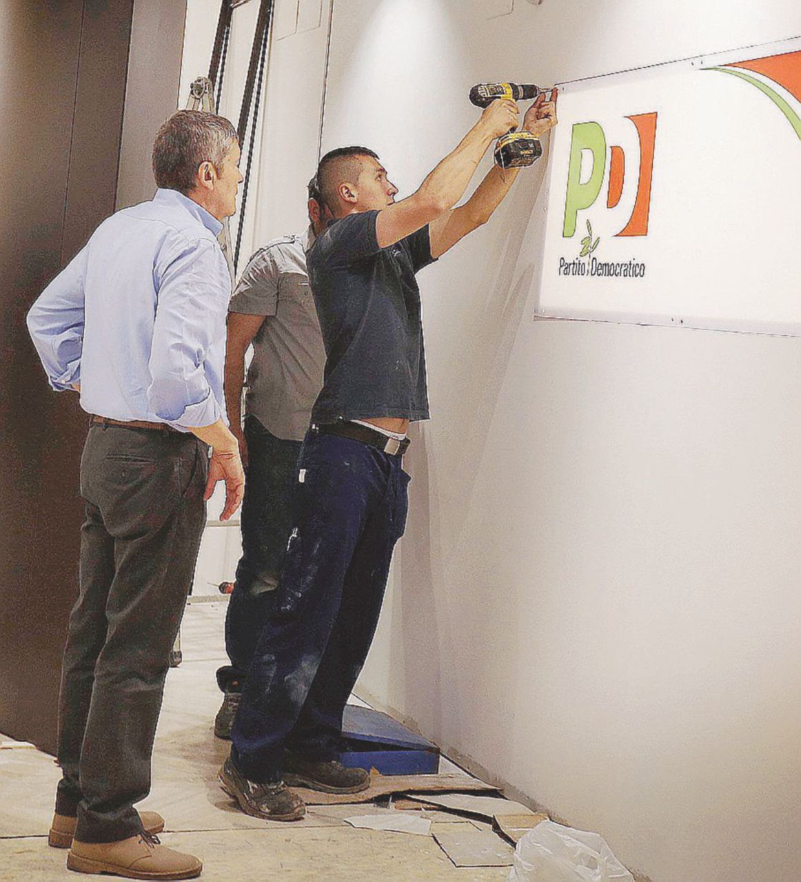 Bandiere ammainate - Lavori in corso nelle sedi di Pd e Forza Italia. Praticamente tutti i partiti hanno chiuso l’ultimo bilancio in profondo rosso - Ansa I partiti rimasti senza soldi occupano gratis social e tv