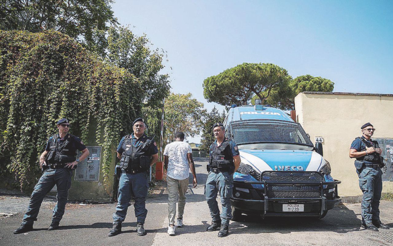 Alta tensione - Le forze dell'ordine al centro di accoglienza di via del Frantoio - Ansa Resa dei conti residenti-migranti Ferito un eritreo