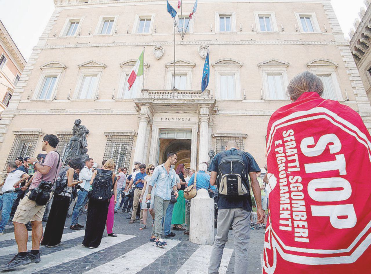 L’incontro - Delegazione di migranti incontra il Prefetto e la sindaca Virginia Raggi, qui a destra - Ansa Accordo impossibile sugli occupanti Flop l’incontro tra Raggi e Prefettura