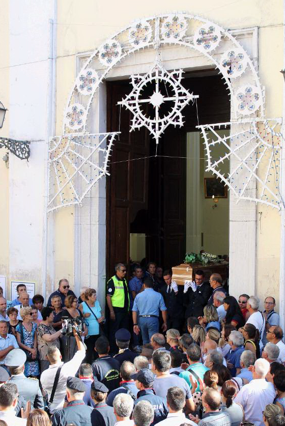 Foggia - l’appello della cognata dei due agricoltori uccisi durante i funerali : “La mafia è connivenza - è girare la testa dall’altra parte. Non abbassate lo sguardo”