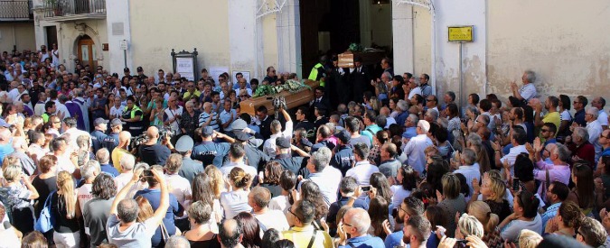 Copertina di Foggia, l’appello della cognata dei due agricoltori uccisi durante i funerali: “La mafia è connivenza, è girare la testa dall’altra parte. Non abbassate lo sguardo”