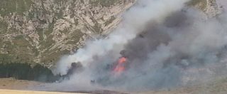Copertina di Incendi, distrutto il Gran Sasso: rogo partito da un barbecue. Sulla Sila fuoco alimentato da piromani dal 25 luglio