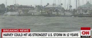 Copertina di Usa, uragano Harvey arriva in Texas: piogge torrenziali e venti oltre i 200 km/h. Più di 200mila persone senza corrente