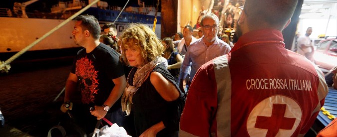 Copertina di Terremoto a Ischia, turisti e abitanti in fuga dall’isola con i traghetti straordinari: 2600 sfollati