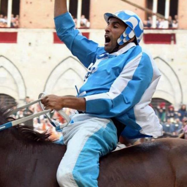 Palio di Siena, vince l’Onda: non succedeva dal 2013. Prima vittoria per “Brigante” e il cavallo Porto Alabe